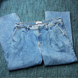 Abercrombie and Fitch The 90's Relaxed High Rise Jeans Size 34