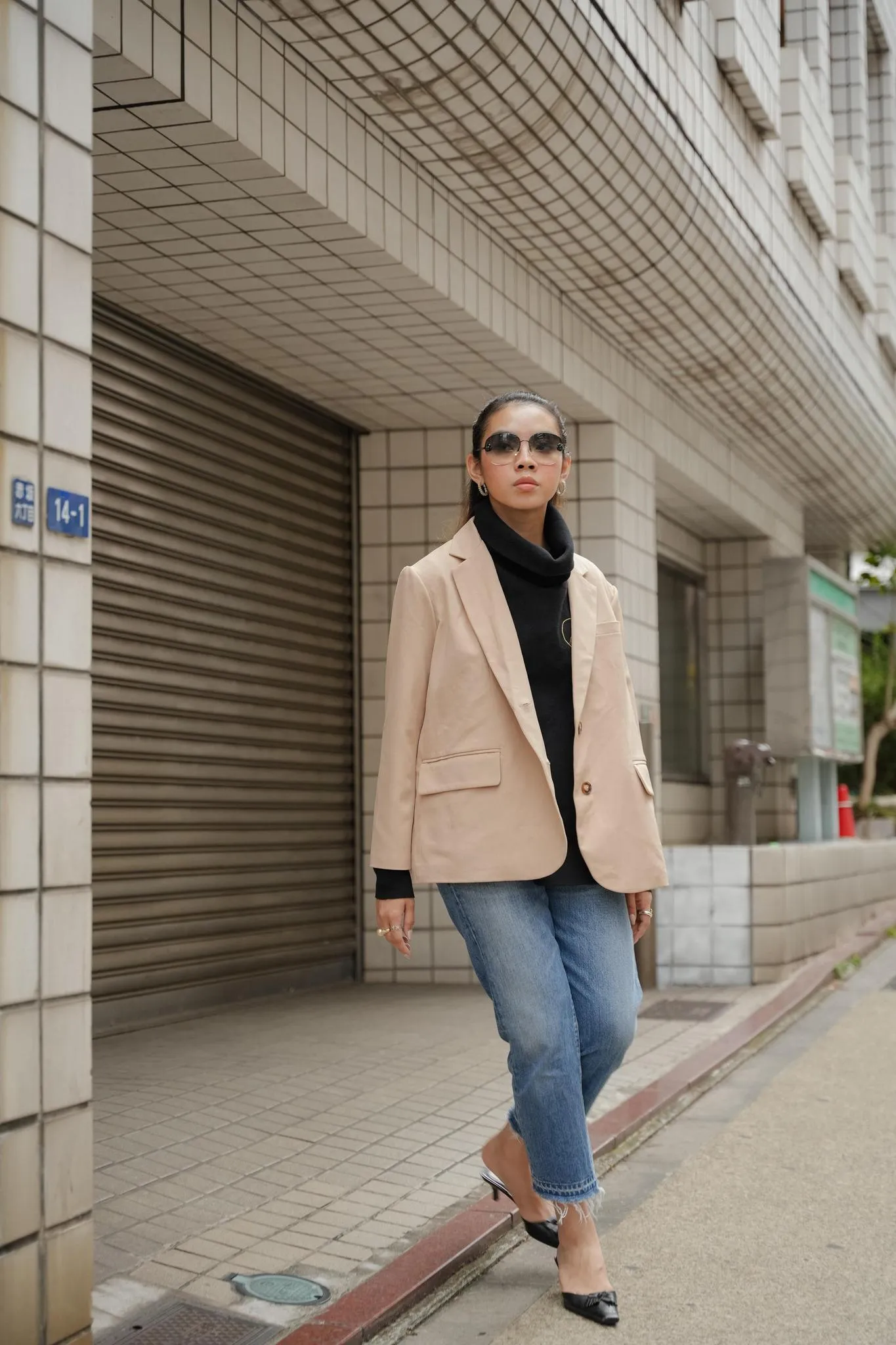 AKFORPM LOML BLAZER IN BEIGE