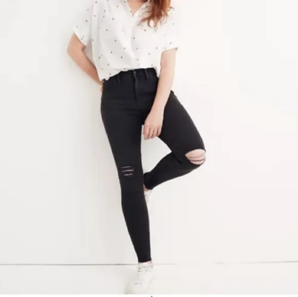 Madewell 9&quot; high rise black distressed jeans