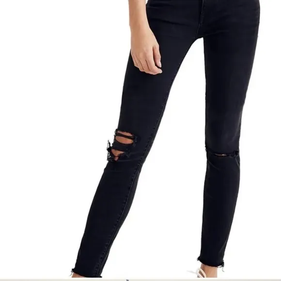 Madewell 9&quot; high rise black distressed jeans