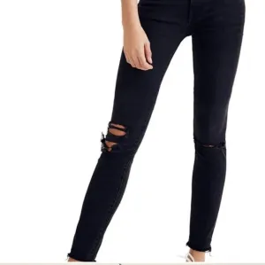 Madewell 9&quot; high rise black distressed jeans