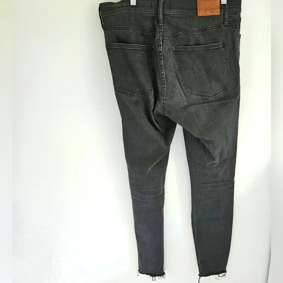 Madewell 9&quot; high rise black distressed jeans