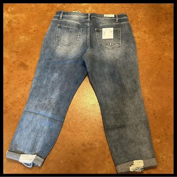NWT Vervet jeans by Flying Monkey. Stretch boyfriend Distressed and stretch