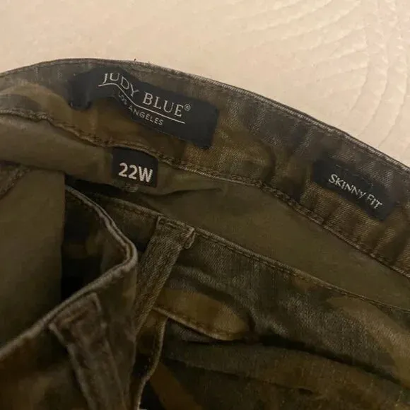 Preloved* Judy Blue Camoflage Distressed Skinny Jeans-22W