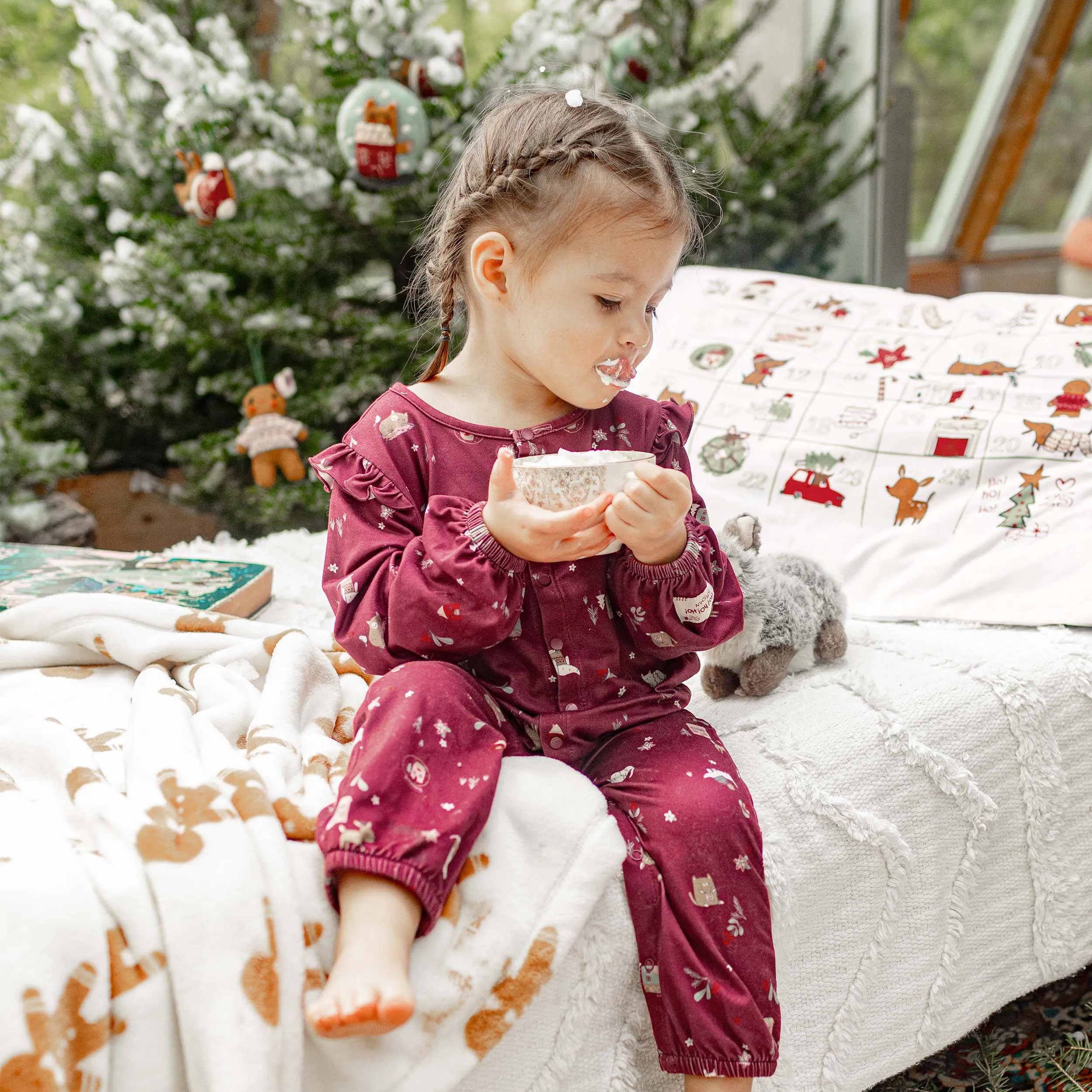 Pyjama des fêtes une pièce bourgogne à motif en polyester extensible, bébé || Burgundy one piece pajama with holiday theme in stretch polyester, baby