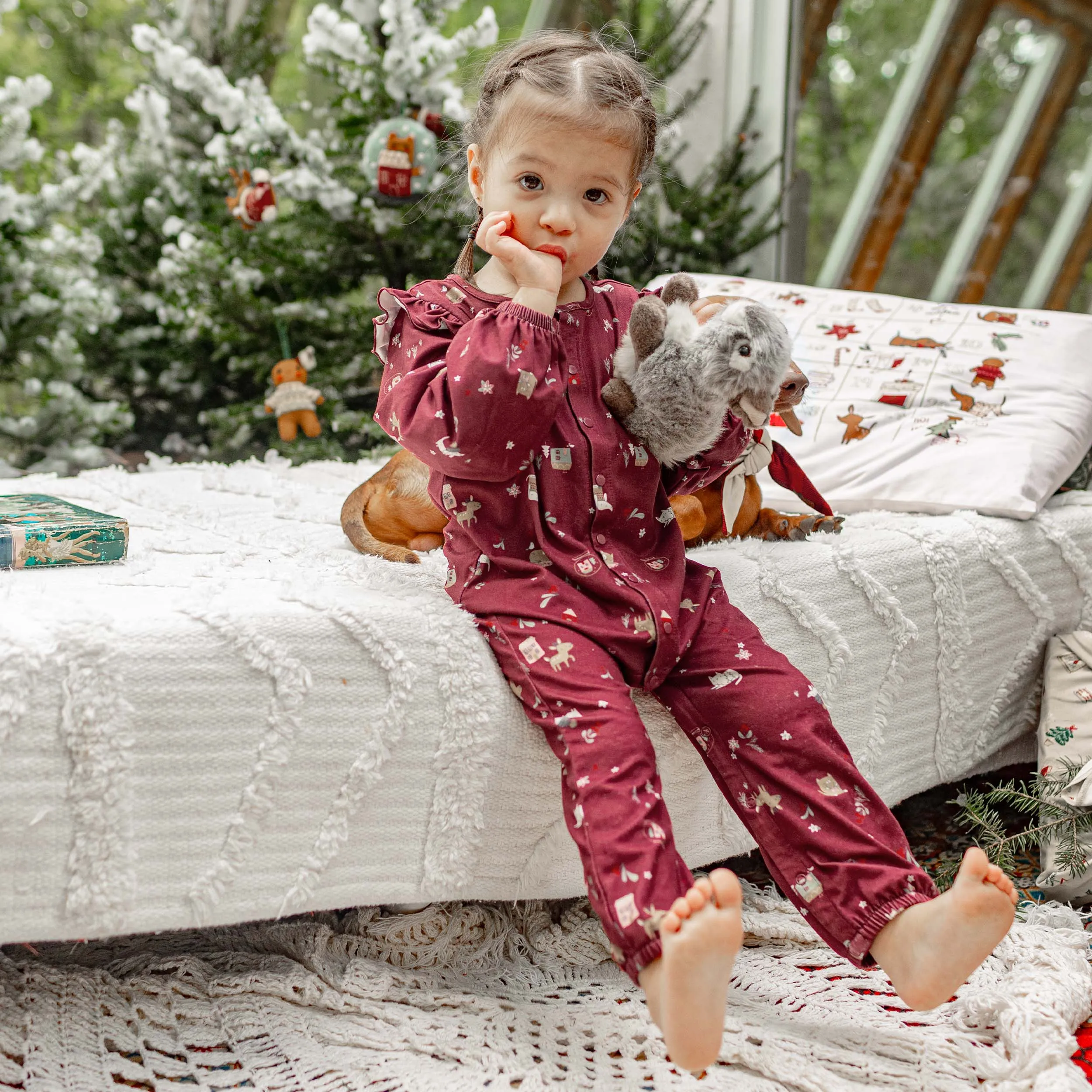 Pyjama des fêtes une pièce bourgogne à motif en polyester extensible, bébé || Burgundy one piece pajama with holiday theme in stretch polyester, baby