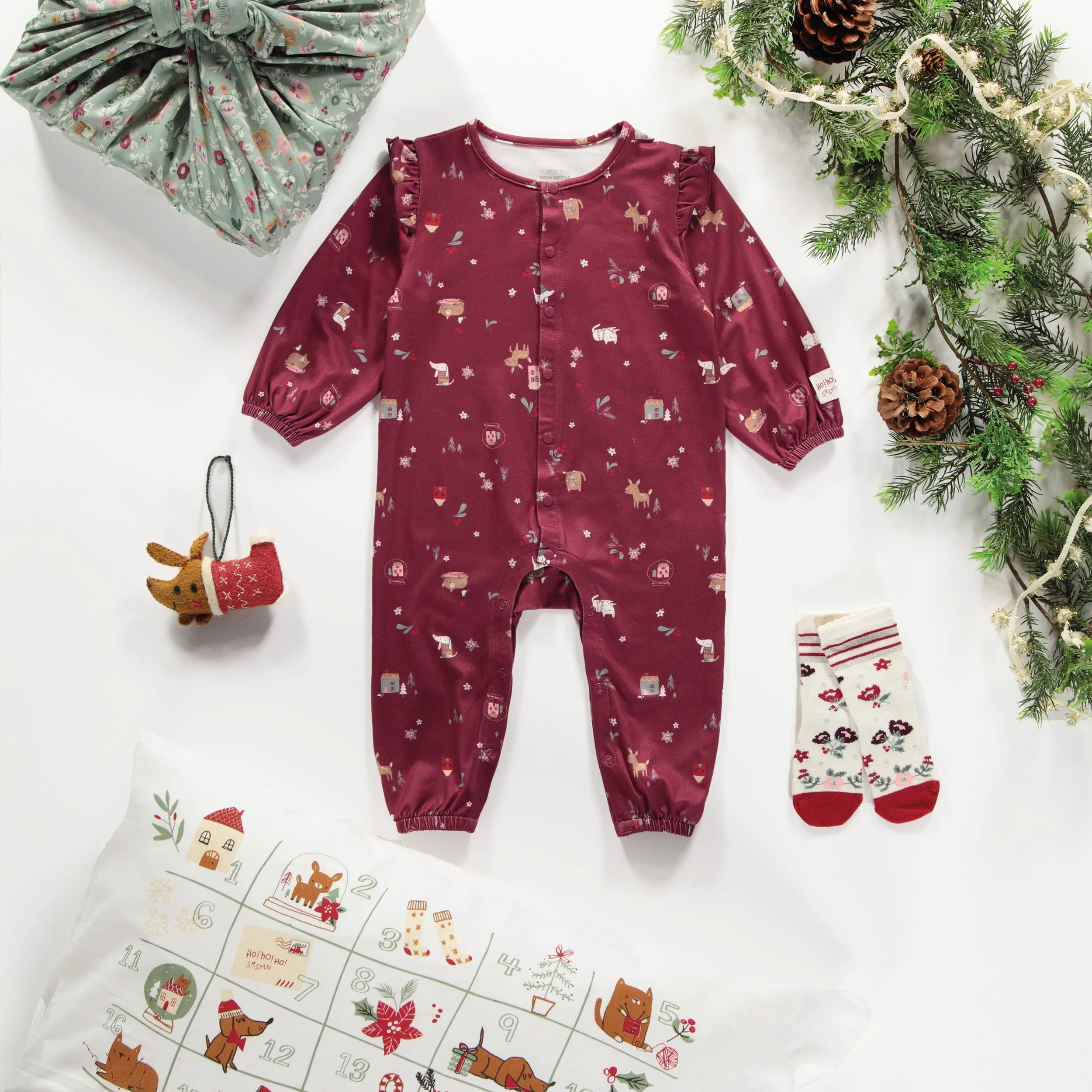 Pyjama des fêtes une pièce bourgogne à motif en polyester extensible, bébé || Burgundy one piece pajama with holiday theme in stretch polyester, baby