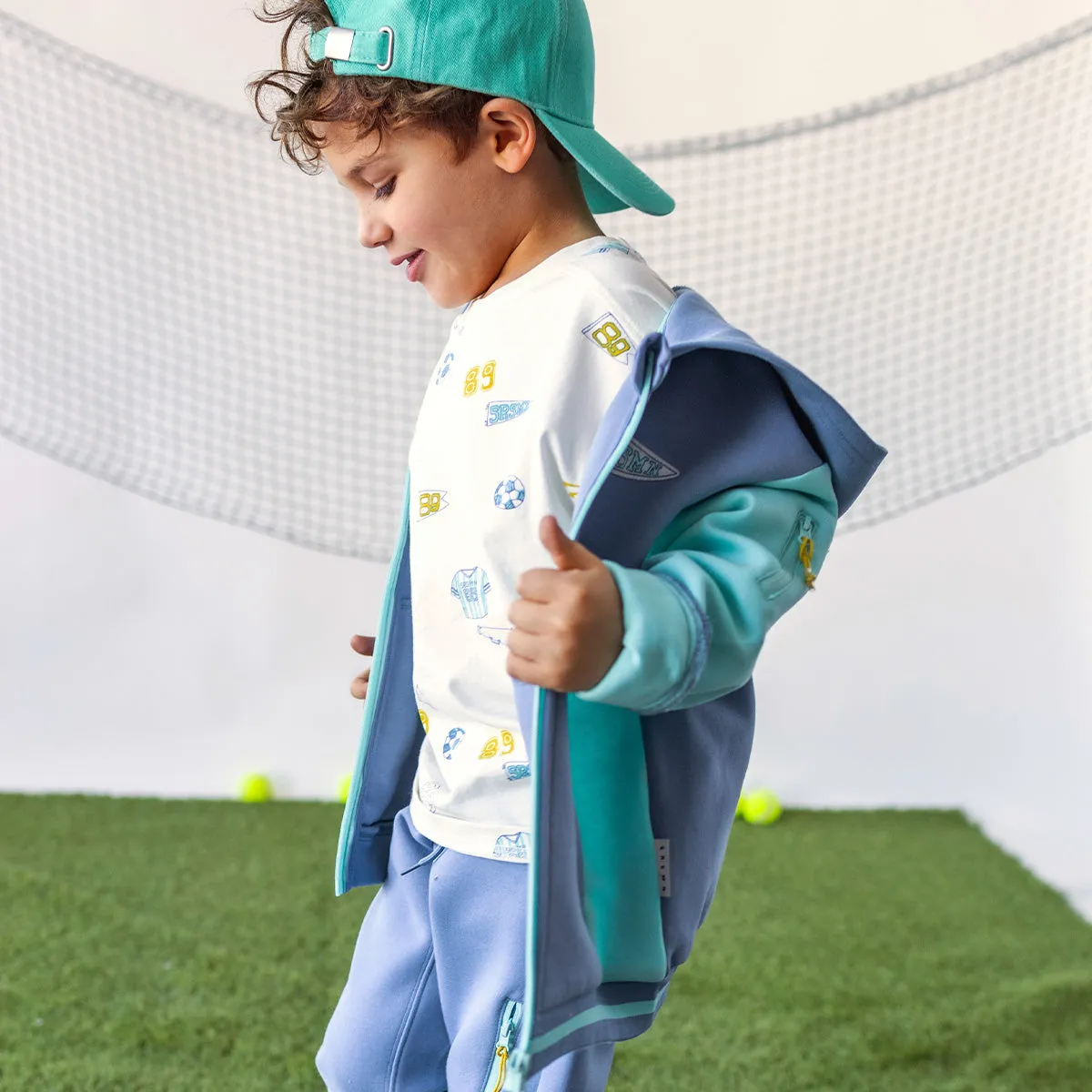 Veste à capuchon bleue, enfant  || Blue hooded jacket, child